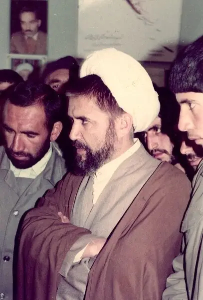 زیست متفاوت یک روحانی انقلابی/وقتی عمامه با لباس کار عوض می‌شود
