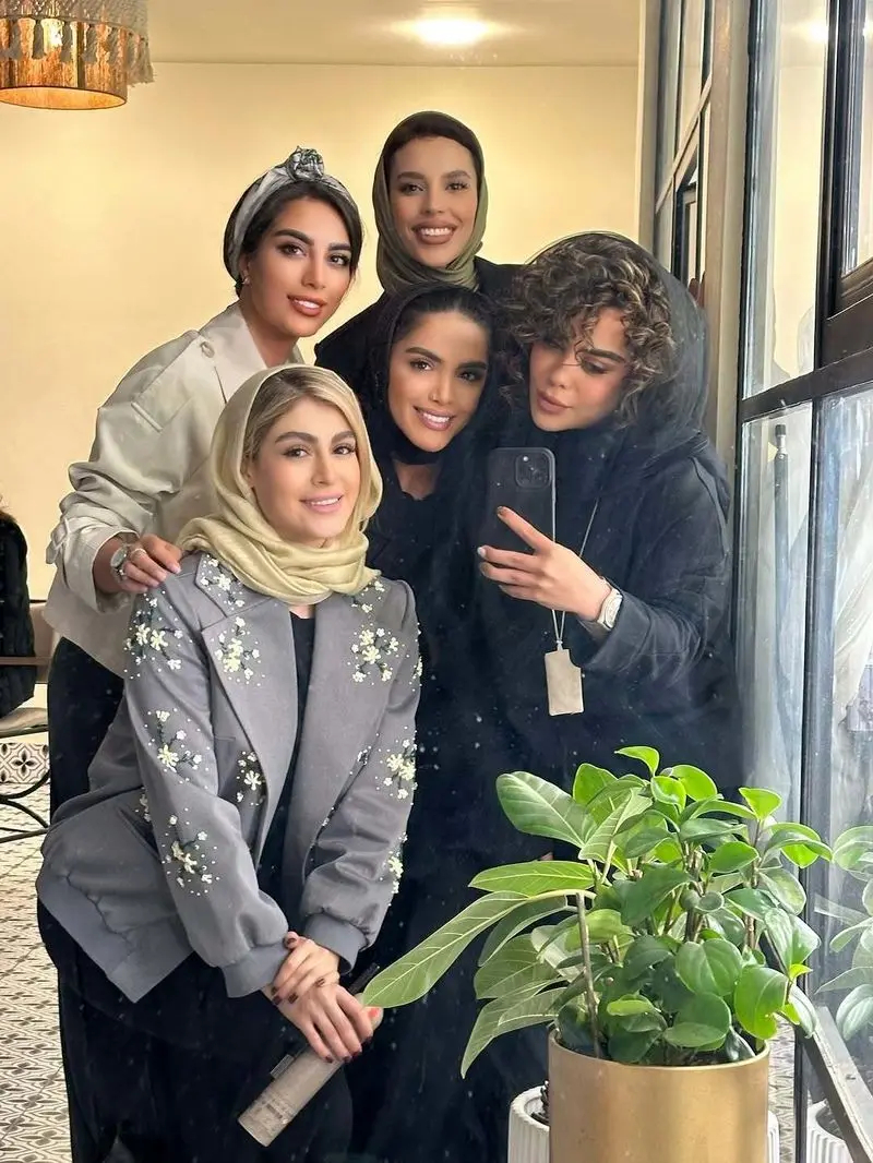 الهام اخوان در یک سالن زیبایی؛ هیر استایل و طرح ناخن جالب