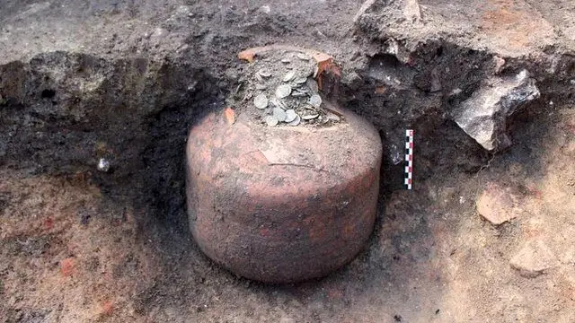 کشف قلک‌های ۱۸۰۰ساله مملو از سکه