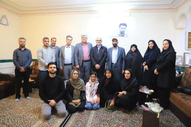 مسئولان خبرگزاری ایسنا با خانواده شهید عمرانی دیدار کردند 