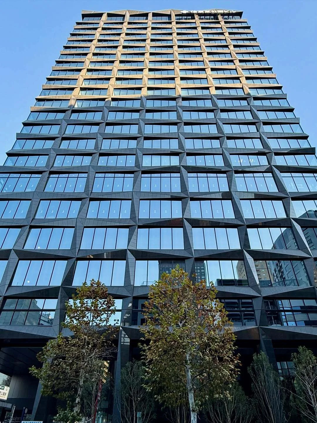 تصویر نمای بیرونی ساختمان «سومیتومو شیبا پارک» (Sumitomo Shiba Park Building) در حال ساخت در توکیو، ژاپن؛ این آسمان‌خراش بزرگ که توسط شرکت نیکِن سکِئی طراحی شده، یک سازه مدرن بلندمرتبه است و قرار است در سال ۲۰۲۶ تکمیل شود.