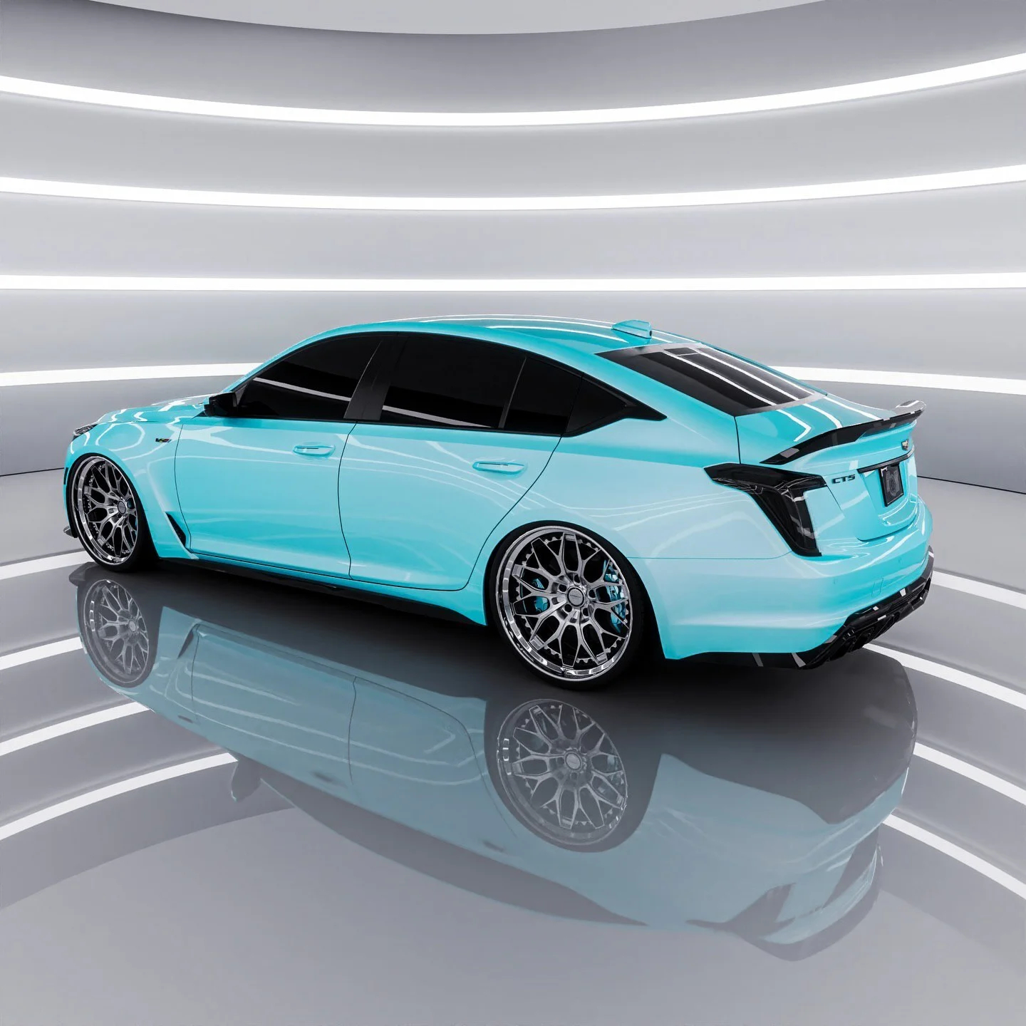 تصویری از سدان لوکس و پرفورمنس کادیلاک CT5-V بلک‌وینگ (Cadillac CT5-V Blackwing) با رنگ بدنه سفید متالیک (یخ قطبی) که بر روی رینگ‌های فورج سبک‌وزن با پوشش کرومی قرار دارد؛ این خودروی سوپرشارژر، پرچم‌دار سدان‌های اسپرت کادیلاک است.