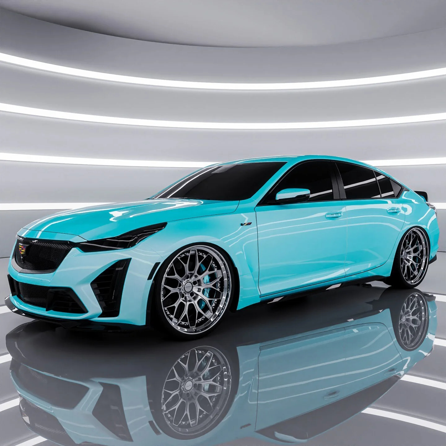 تصویری از سدان لوکس و پرفورمنس کادیلاک CT5-V بلک‌وینگ (Cadillac CT5-V Blackwing) با رنگ بدنه سفید متالیک (یخ قطبی) که بر روی رینگ‌های فورج سبک‌وزن با پوشش کرومی قرار دارد؛ این خودروی سوپرشارژر، پرچم‌دار سدان‌های اسپرت کادیلاک است.