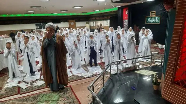 هدیه متفاوت دانش آموزان آملی درجشن عبادت/ تامین یک خشت از کاشی صحن عقیله بنی هاشم(س)