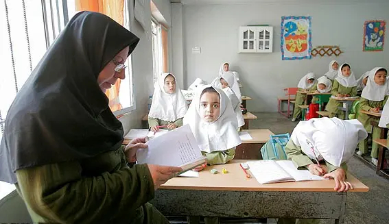 معلم مدرسه دانش آموز