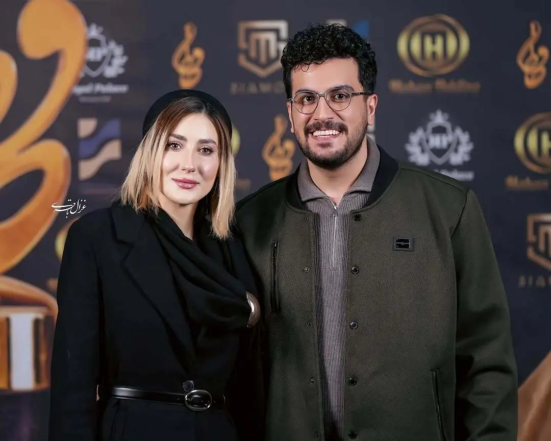 مراسم حافظ امسال میزبان امیرحسین قیاسی بود که با پوششی رسمی در کنار همسرش مقابل دوربین‌ها قرار گرفت
