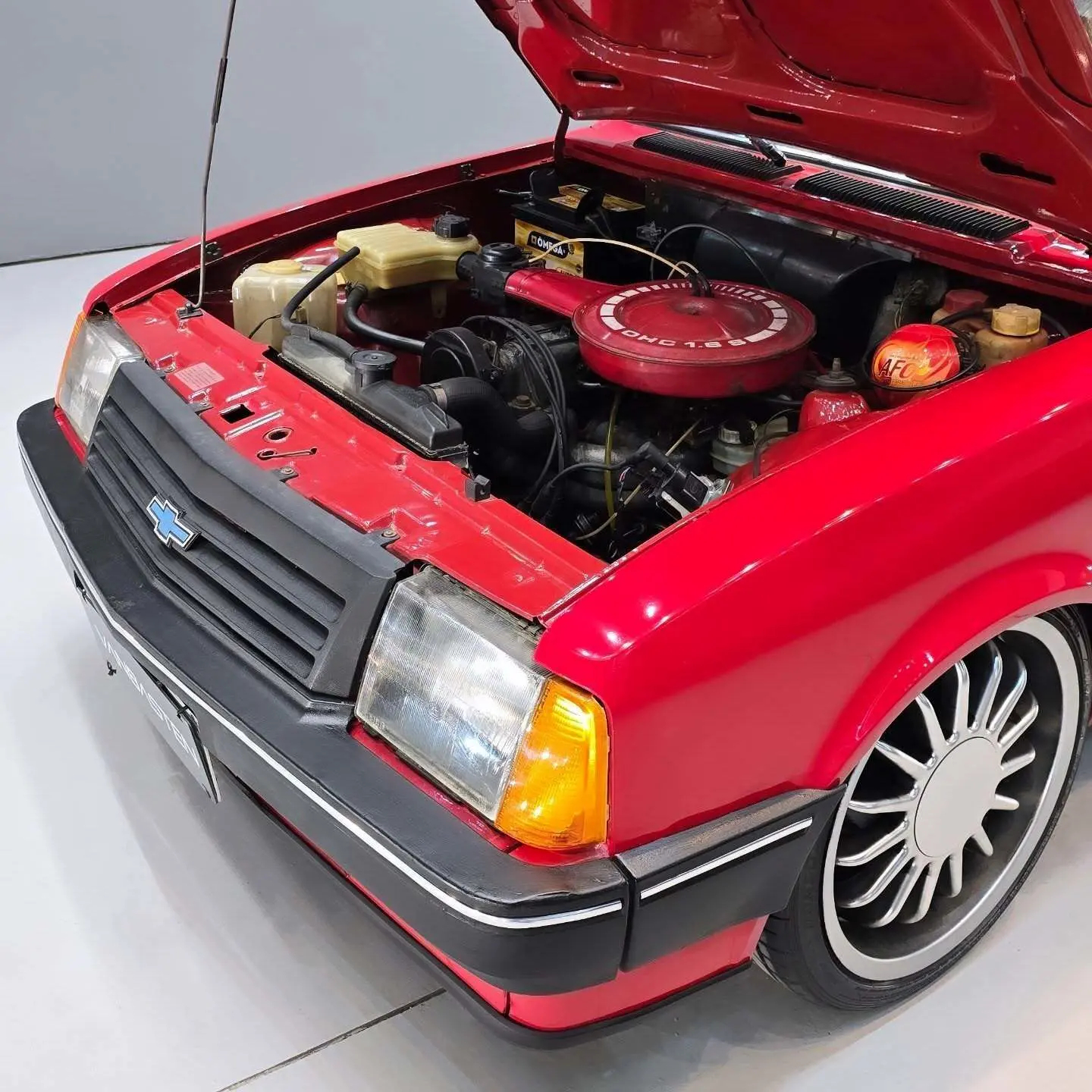 نمای خارجی خودروی شورولت شوت (GM Chevette SL) مدل ۱۹۸۹ به رنگ نوک‌مدادی با رینگ‌های اسپرت ۱۷ اینچی و چراغ‌های اورجینال در وضعیت بسیار سالم.