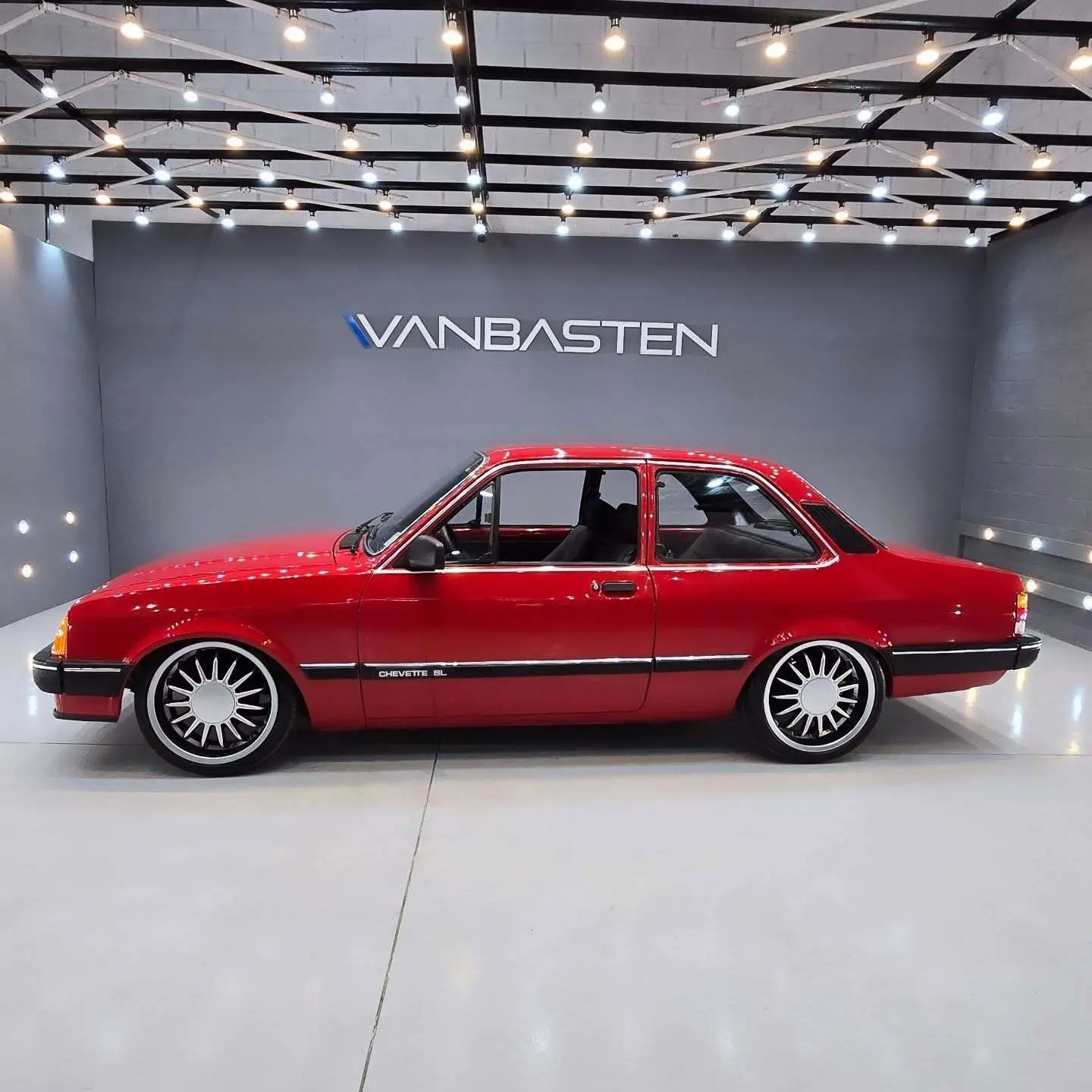نمای خارجی خودروی شورولت شوت (GM Chevette SL) مدل ۱۹۸۹ به رنگ نوک‌مدادی با رینگ‌های اسپرت ۱۷ اینچی و چراغ‌های اورجینال در وضعیت بسیار سالم.