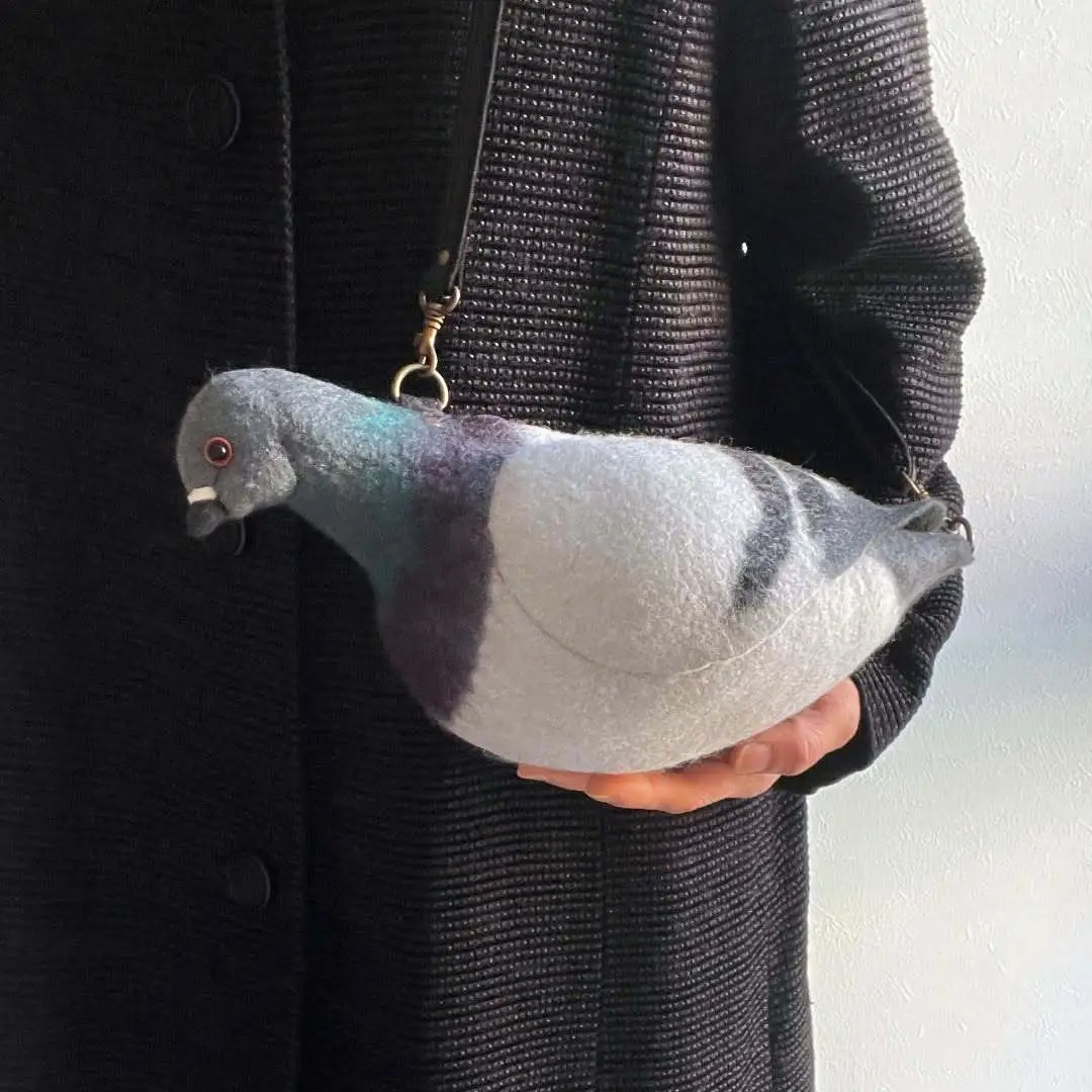 نمای نزدیک از کیف دوشی دست‌ساز طرح کبوتر (Dobato) ورژن ۲۰۲۵ با جزئیات دقیق دوخت