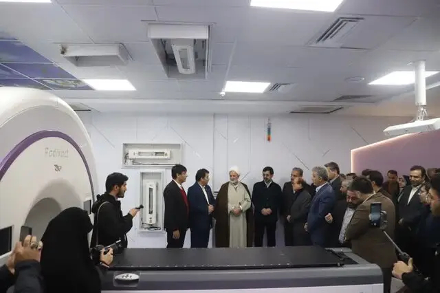 رونمایی از دستگاه توموتراپی در قم