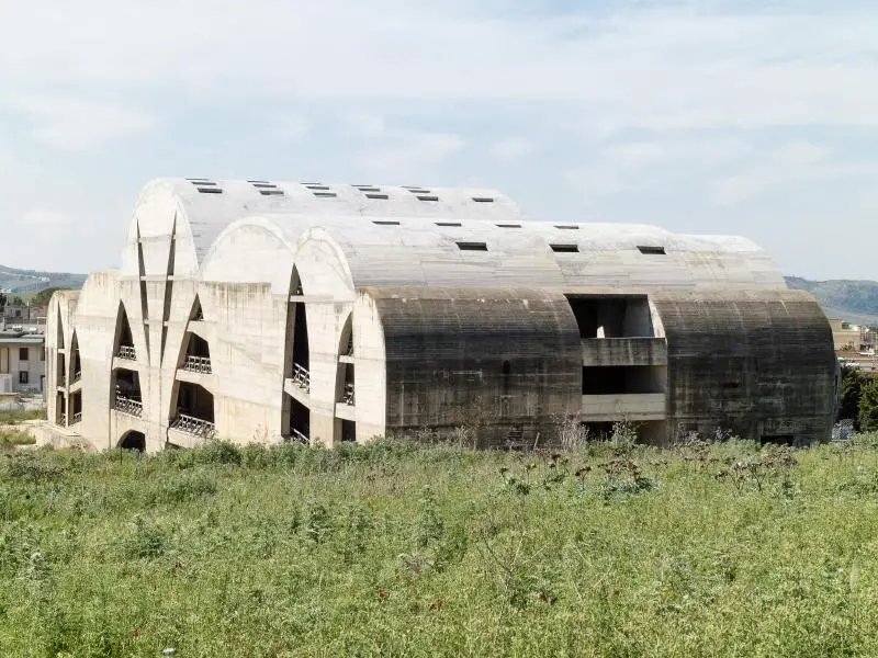 نمای سازه بتنی و مدرن تئاتر ناتمام اثر پیترو کونساگرا در شهر جیبلینای نو ایتالیا با معماری بروتالیست.