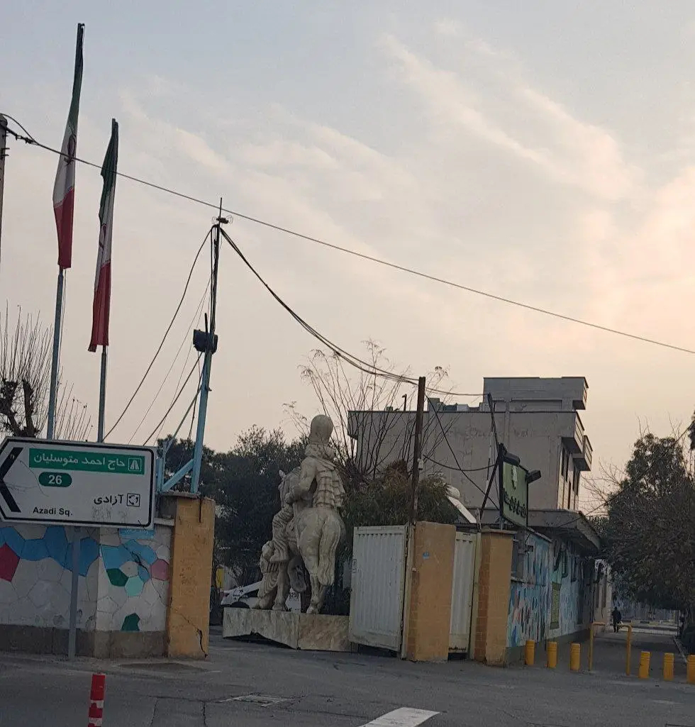 نماد «ایستادگی ملت ایران» در پارکینگ خدمات موتوری شهرداری دود می خورد! (+عکس)