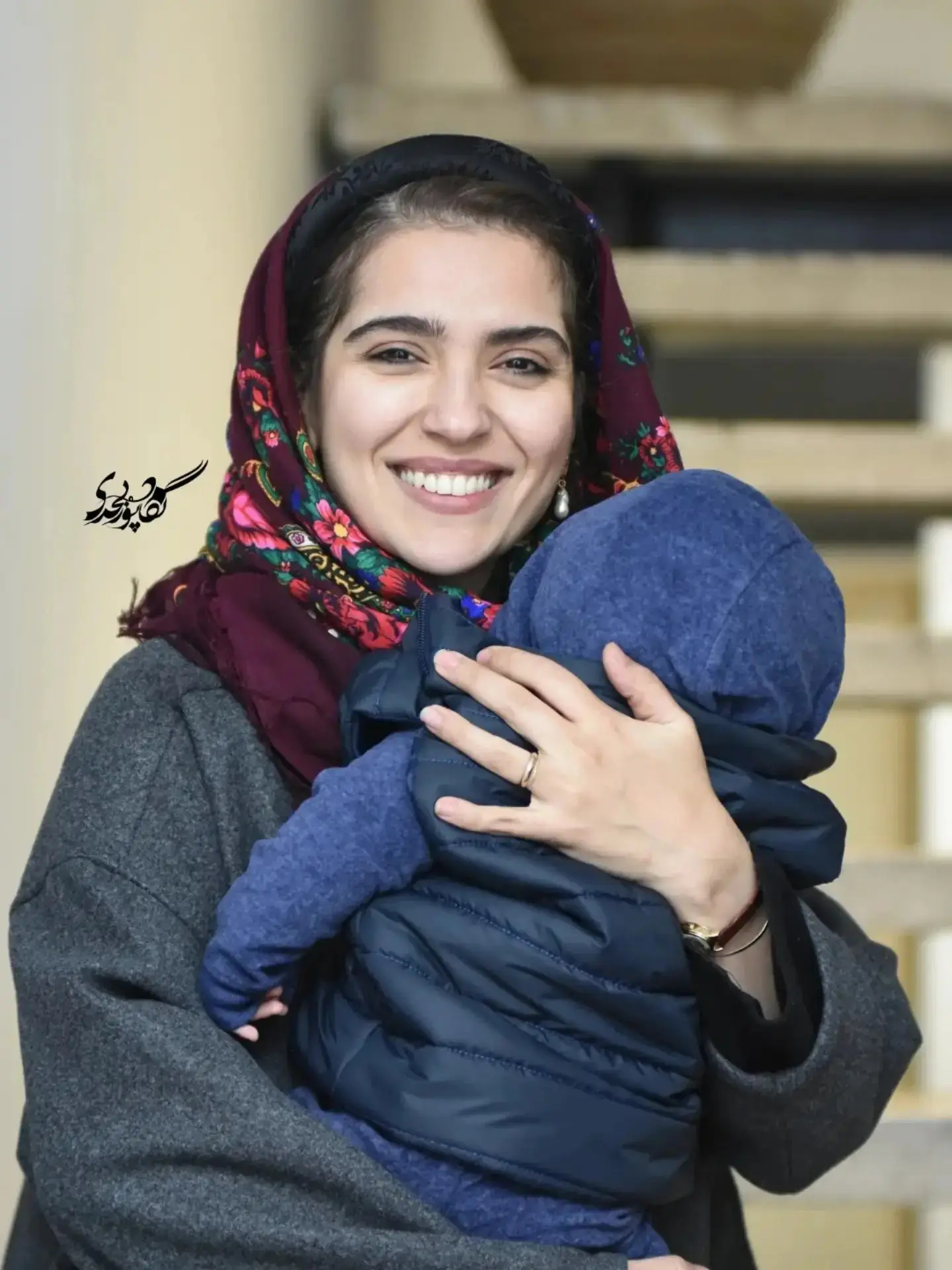 سپند امیرسلیمانی به همراه همسرش مونا کرمی و فرزندشان در افتتاحیه‌ی گالری «آرامه»