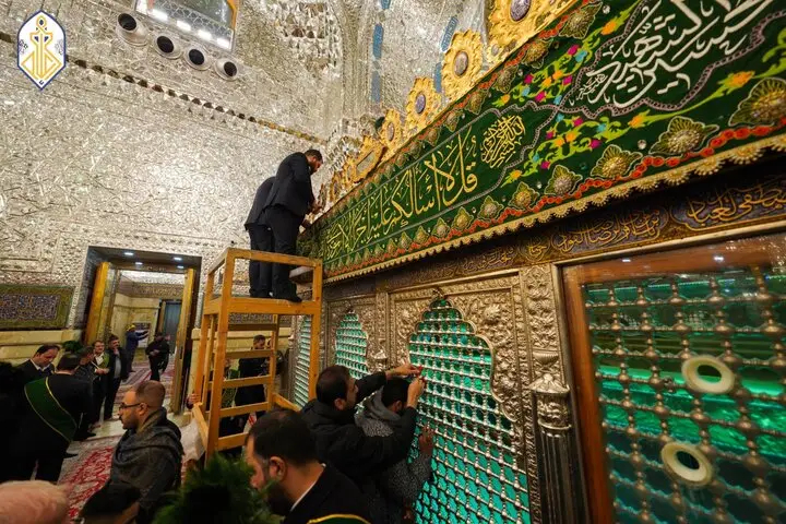 پخت کیک ۲۰۰ متری و گل آرایی حرم کاظمین به مناسبت ولادت امام جواد(ع)