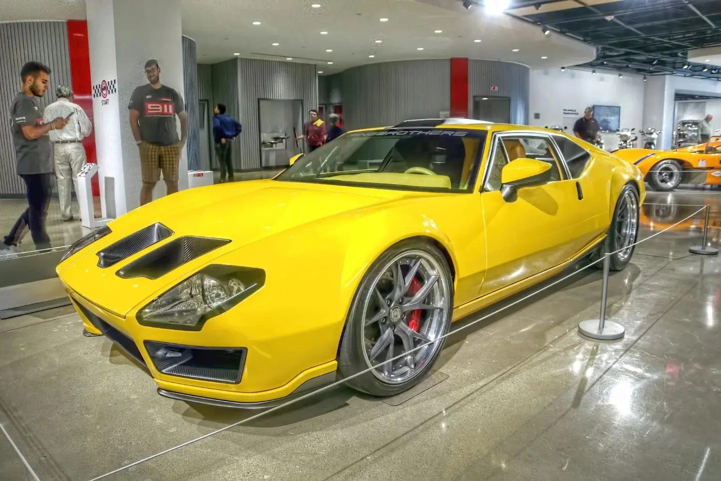 نمای جانبی خودروی سفارشی De Tomaso Pantera ADRNLN مدل ۱۹۷۱ با بدنه بازطراحی شده توسط Ringbrothers.