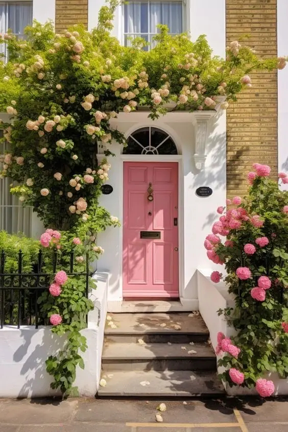  گل کاری جلوی در و تزیین ورودی با گل طبیعی