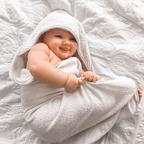 عکس نوزاد با حوله روی تخت عکس نوزاد با حوله روی تخت