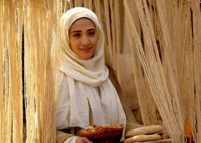 مینا ساداتی