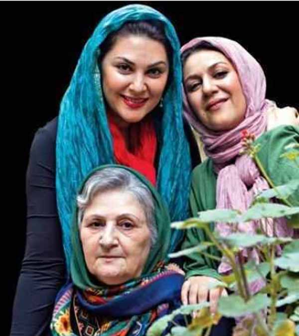 خواهران اسکندری در کنار مادرشان
