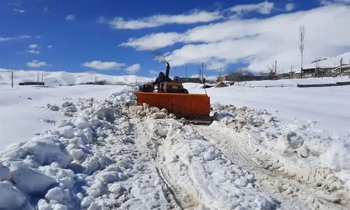 عملیات نفس‌گیر برف‌روبی راه روستایی آبدبوچال در رودسر؛ مسیر زندگی به سرعت باز می‌شود!