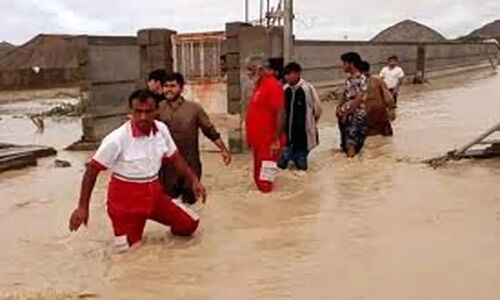 تصویر تاثیرگذار امدادگران هلال‌احمر پس از ۱۰ ساعت تلاش بی‌وقفه در سیل کرمان منتشر شد