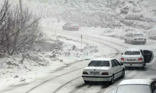 اولین بارش برف ۱۴۰۴ در کرمان؛ جاده‌ها باز اما هشدار سیل جدی است!