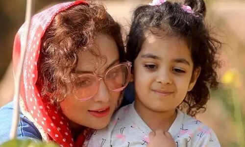 ستاره‌های مشهور در جشن یلدای مدرسه دخترانشان؛ استایلی جالب و لحظاتی فراموش‌نشدنی!