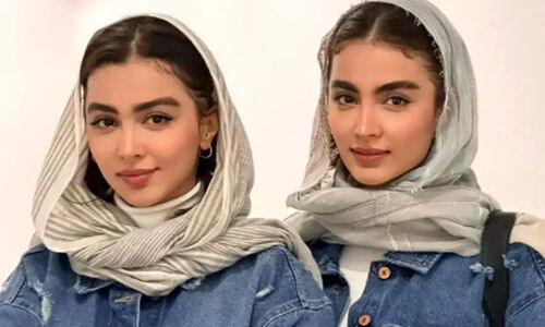 تیپ زمستانی و متفاوت سنا و سونیا حسینی در کنسرت سهراب پاکزاد؛ واکنش گرم مخاطبان به دوقلوهای پایتخت