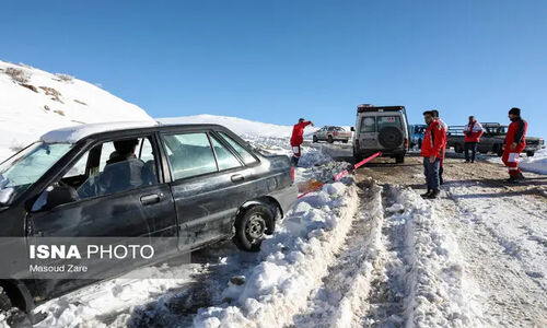 نجات معجزه‌آسای ۶۳ خودرو گرفتار برف سنگین نطنز؛ عملیات نفس‌گیر هلال‌احمر در گردنه‌های کوهستانی