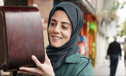 استایل پاییزی و زیبای مهسا طهماسبی با الهام از شب یلدا در پشت صحنه یک نمایش جلب توجه کرد