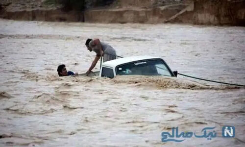 نجات معجزه‌آسا در سیل طبس؛ هلال احمر چگونه جان سرنشینان خودرو را در امواج خروشان گرفت؟