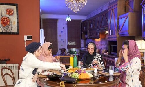 خانه‌ شاهانه سیروس گرجستانی با حضور مریم امیرجلالی؛ از مبلمان سلطنتی تا لوسترهای اعیانی و فرش‌های اصیل ایرانی! + ویدیو