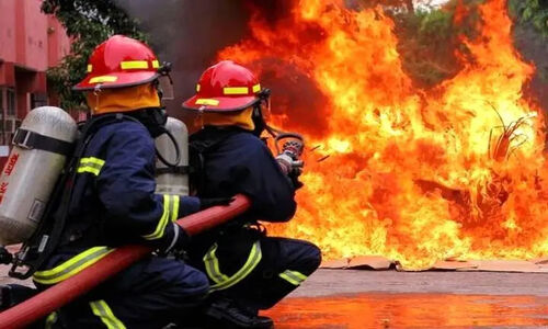 آتش‌سوزی هولناک در کارگاه نقاشی خودرو اصفهان؛ مهار در دقیقه‌های بحرانی!