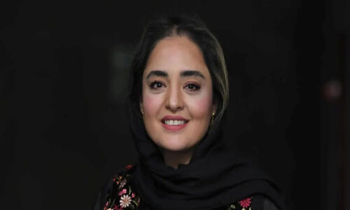 چیدمان لاکچری و مجلل میز شب یلدای نرگس محمدی و علی اوجی در حیاط ویلای رویاییشان