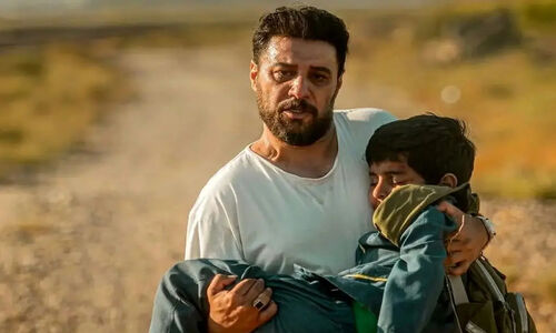 جواد عزتی در مراسمی ویژه جایزه بهترین سریال را به رضا صابری تقدیم کرد؛ سریال «وحشی» در مرکز توجه!