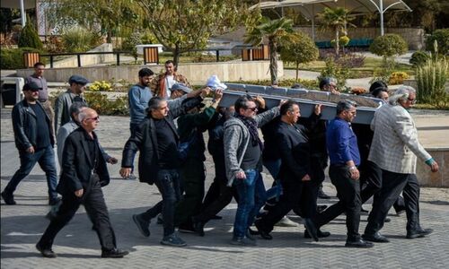 تصاویر هنرمندان در خاکسپاری همایون ارشادی