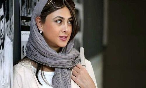 استایل آزاده صمدی در اکران «بچه مردم» / ترکیب کت چرمی براق و استایل مشکی