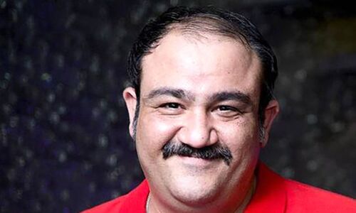 نگاهی به آشپزخانه ایرانی‌پسند خانه مهران غفوریان؛ از لوازم خانگی برند و چیدمان خاص تا رنگ کابینت‌ها و لوستر شیک