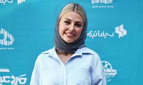 شاریس نایب با استایل خاصش در مراسم اکران «مرد عینکی» در ایران همه نگاه‌ها را به خود جلب کرد