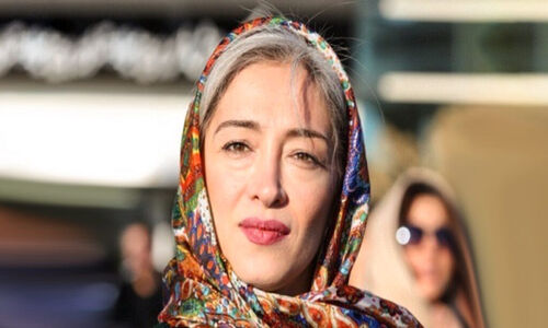 چرا این بازیگر مشهور سینما، همیشه موهای سفید دارد و ساده لباس می‌پوشد؟