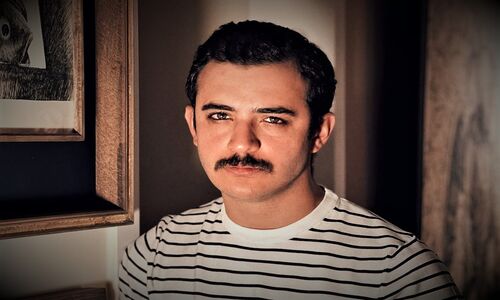 بازپخش صحنه دستگیری علی شادمان در تئاتر زهرماری؛ واقعیت پشت پرده چیست؟