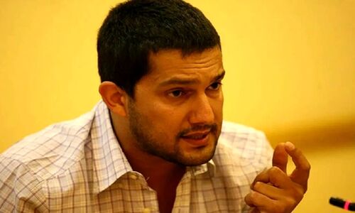 حرکت جنجالی حامد بهداد روی میز در نشست خبری نمایش «سگ سکوت»