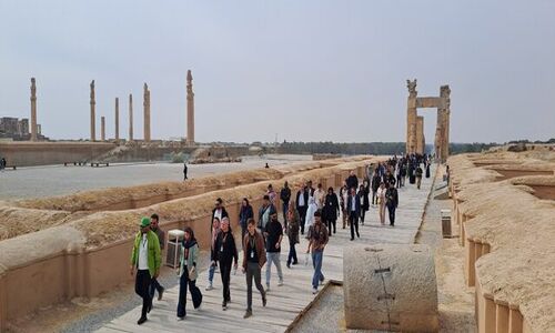 هنرمندان و مهمانان خارجی جشنواره جهانی فیلم فجر به تخت جمشید آمدند؛ لحظه‌ای تاریخی در دل ایران باستان