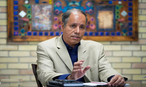 استاد برق شریف: وزیر نیرو راهکارهای بی‌منطق می‌دهد که مشکل آب و برق را حل نمی‌کند!