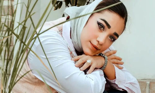رویا وحدتی کیست؟ از میکروبیولوژی تا ترک دانشگاه و فعالیت جنجالی در فضای مجازی!