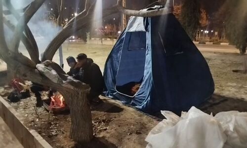 چرا هواداران در اطراف ورزشگاه اراک چادر زده‌اند؟ روایت دست‌اول از دل ماجرا