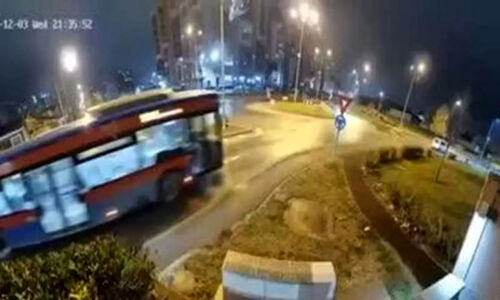 پرش باورنکردنی مرسدس بنز از روی دو خودرو در خیابان؛ لحظه‌ای که نفس‌ها را بند آورد!