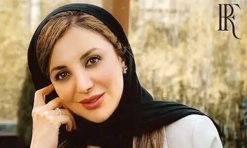 فیلم / اولین رونمایی از  چیدمان سنتی و مدرنِ خانه رویا میرعلمی /  از گلیم روی اوپن آشپزخانه، کنسول چوبی پر از قاب عکس در پذیرایی تا یخچال با کلی عکس چسبون شده!