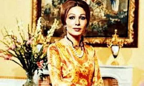 عکسی نادر از سفر در زمان؛ عصبانیت بی‌سابقه فرح دیبا مقابل شاه پهلوی به چشم می‌خورد!