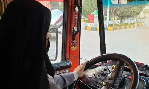 از یک شوخی ساده تا فرمان‌روایی جاده‌ها؛ داستان الهام‌بخش اولین راننده زن مینی‌بوس اصفهان